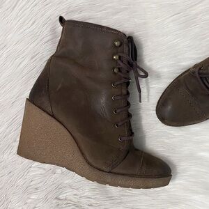 Aldo Brown Leather White Sherpa Lined Lace Up Wedge Booties Ankle Boots